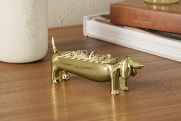 Искусство хранения: как стильные органайзеры и держатели для украшений преображают дом