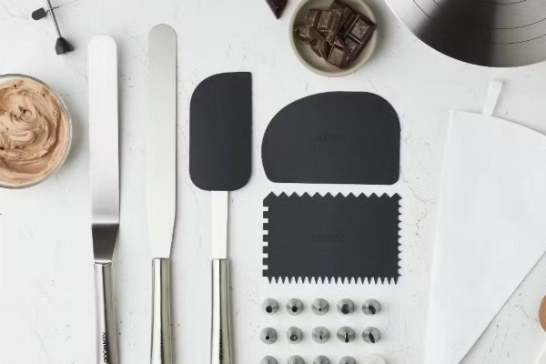 Лопатки, шпатели и скребки: как выбрать идеального помощника для домашнего кондитера