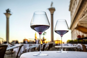 Идеальный дуэт: парные бокалы Stolzle Lausitz — подарок с изысканным вкусом