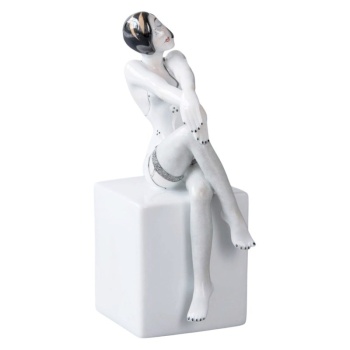 Фото Статуэтка "Женщина на кубе"