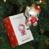 Новогоднее украшение из стекла Vondels 'Hello Kitty с сердцем' 9см – в подарочной коробке детальная картинка 