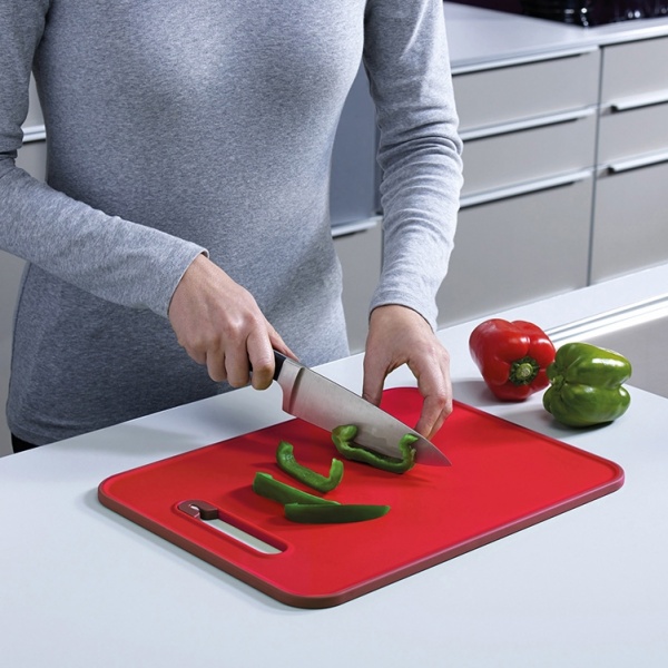 Фото Разделочная доска с ножеточкой Slice&Sharpen большая красная - 60107 Joseph Joseph