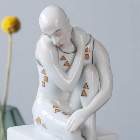 Статуэтка "Мужчина на кубе" детальная картинка 