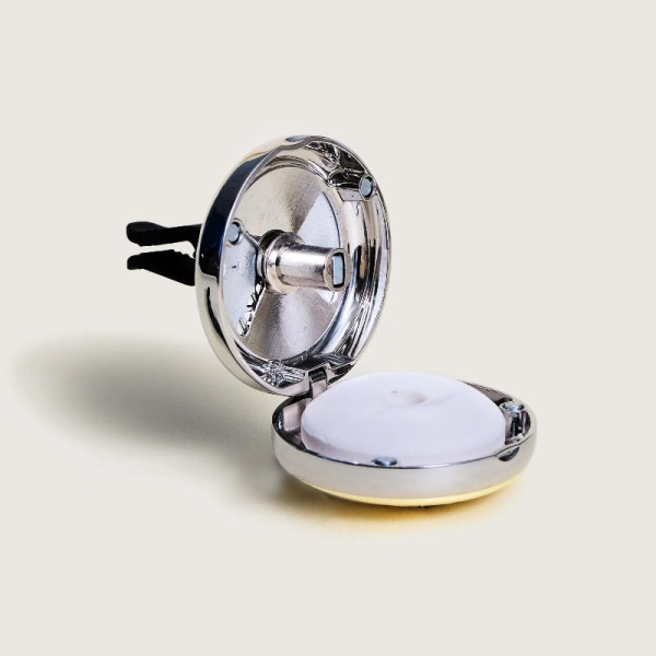 Фото Автомобильный аромадиффузор-клипса «Помелис» с ароматом «Ванильное великолепие» (Vanilla Magnificence)