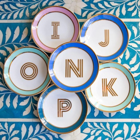 Блюдце Library золотая буква «M» (розового цвета) детальная картинка 