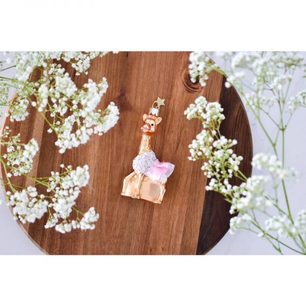 Фото Новогоднее украшение из стекла Vondels "Жирафик Софи в розовом платье" 10см - в подарочной коробке