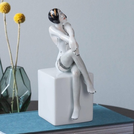 Статуэтка "Женщина на кубе" детальная картинка 