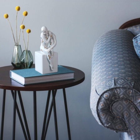 Статуэтка "Мужчина на кубе" детальная картинка 