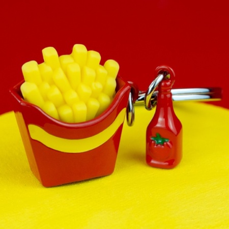 Брелок для ключей "Картофель фри и бутылка кетчупа" детальная картинка 