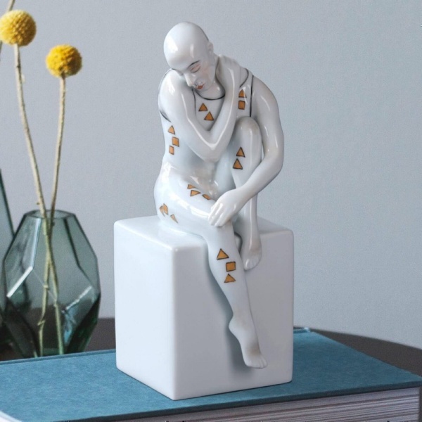 Фото Статуэтка "Мужчина на кубе"