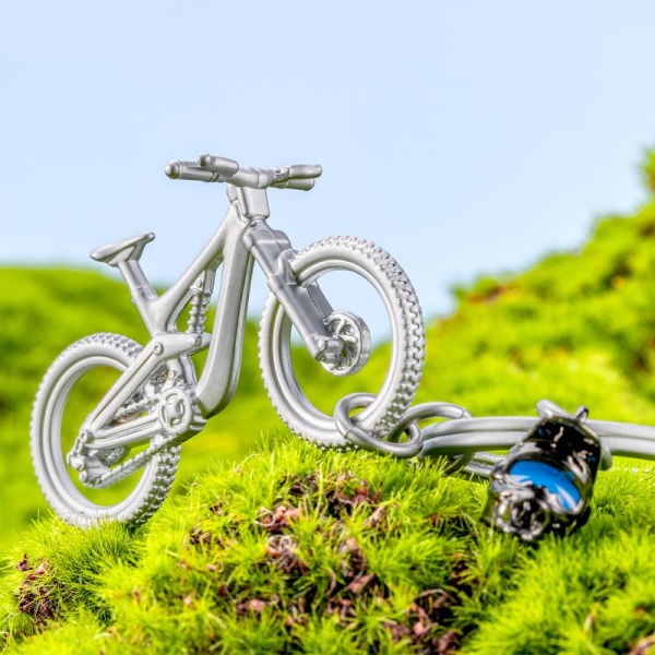 Фото Брелок для ключей "Горный велосипед и шлем"