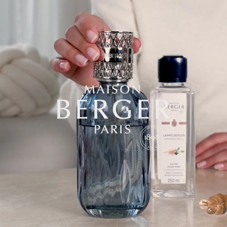 Подарочный набор «‎Квинтэссенция» голубая лампа Берже и аромат «‎Золотая пшеница» (Golden Wheat) 250мл детальная картинка 