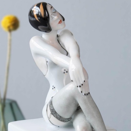 Статуэтка "Женщина на кубе" детальная картинка 