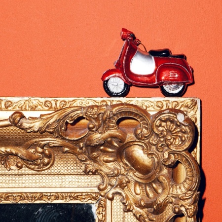 Новогоднее украшение из стекла Vondels "Красный скутер" 10см детальная картинка 