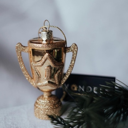 Новогоднее украшение из стекла Vondels "Золотой кубок победителя" 9см детальная картинка 