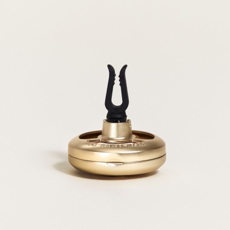 Автомобильный аромадиффузор-клипса «‎Лолита Лемпика» золотой детальная картинка 