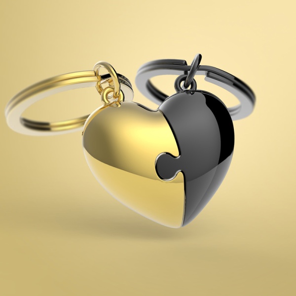 Фото Брелок для ключей "Две половины сердца" - черный и золотой